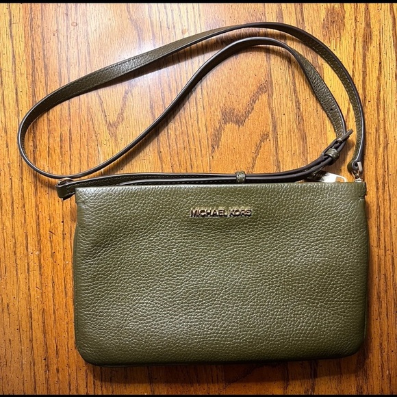 Jet Set Large Pebbled Leather Crossbody Bag Olive Green - Picture 1 of 8